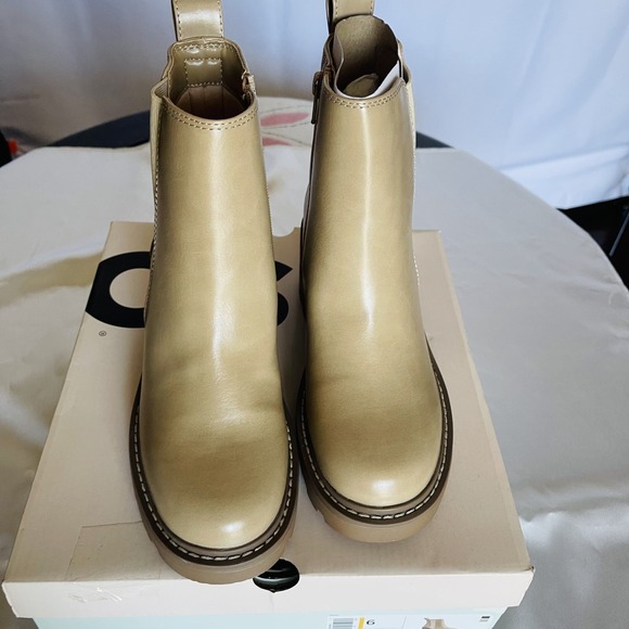 SO Shoes - SO Memory Foam Boots Size 6 MED Tan color (Orig $49.99)